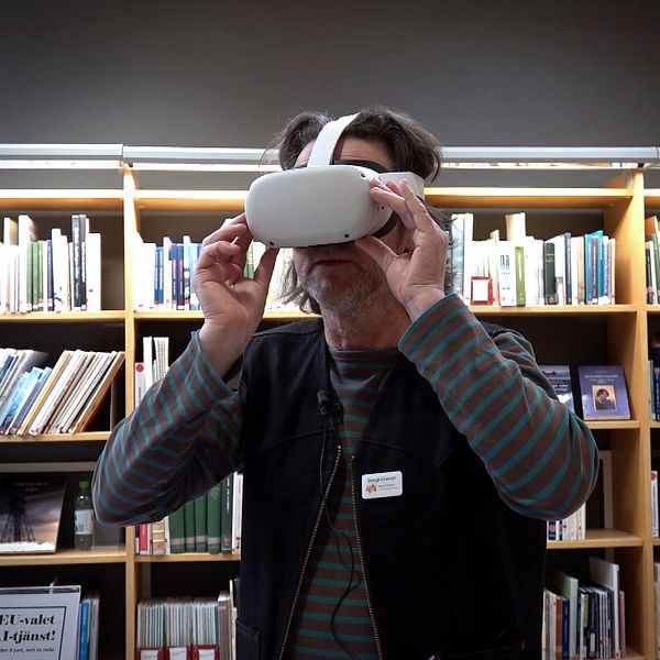 Bengt-Gunnar Österberg testar VR-glasögonen