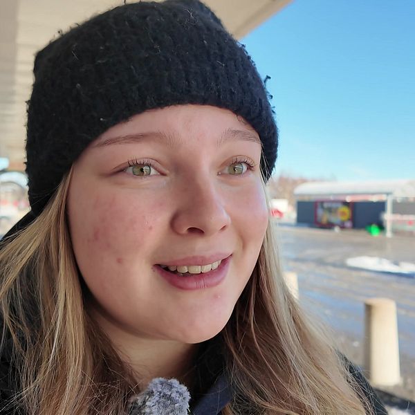 Framför en matbutik i soligt väder, snön smälter.