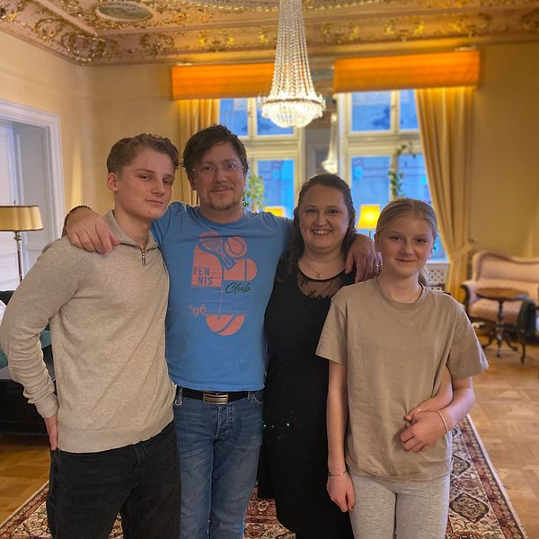 Familjen Romboni i Sundsvall med barnen Primo och Hilda och mamma Emilia och pappa Andreas som drabbades av plötsligt hjärtstopp i hemmet i september 2023