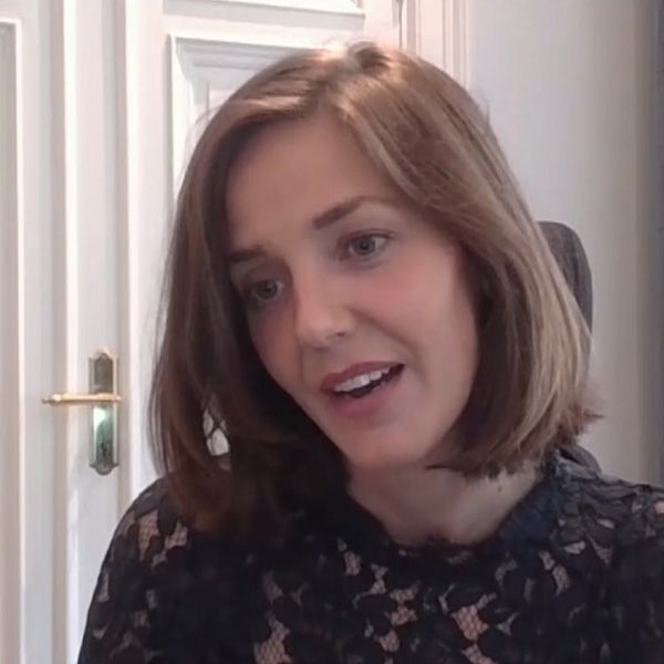 Advokaten Johanna Bratt på videolänk.