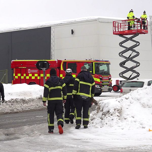 Brandmän utanför brandstationen i Umeå efter takraset