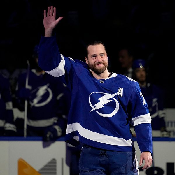 Victor Hedman vinkar till publiken när han hyllades inför sin 1000:e match för Tampa Bay i NHL.