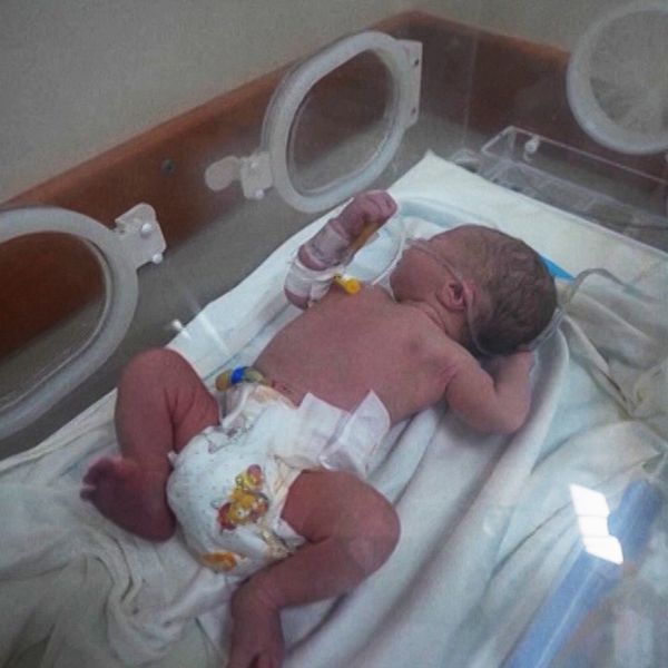 Bebis räddad från sin döda gravida mamma i Gaza