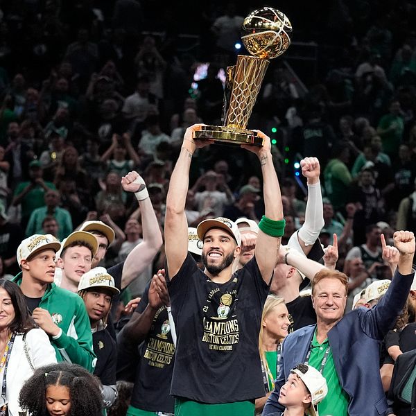 Jayson Tatum lyfter Larry O'Brien Championship Trophy.