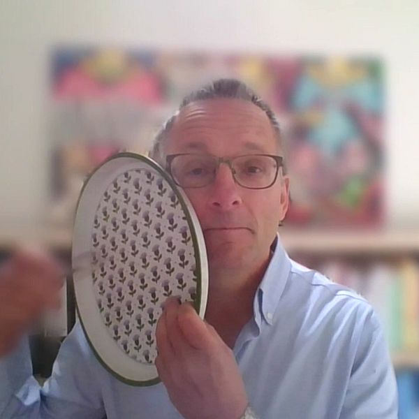 Läkaren Michael Mosley håller upp en bricka och en sked.