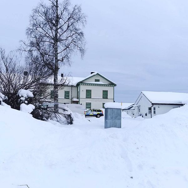 En polisbil står utanför ett vandrarhem i Gällivare.