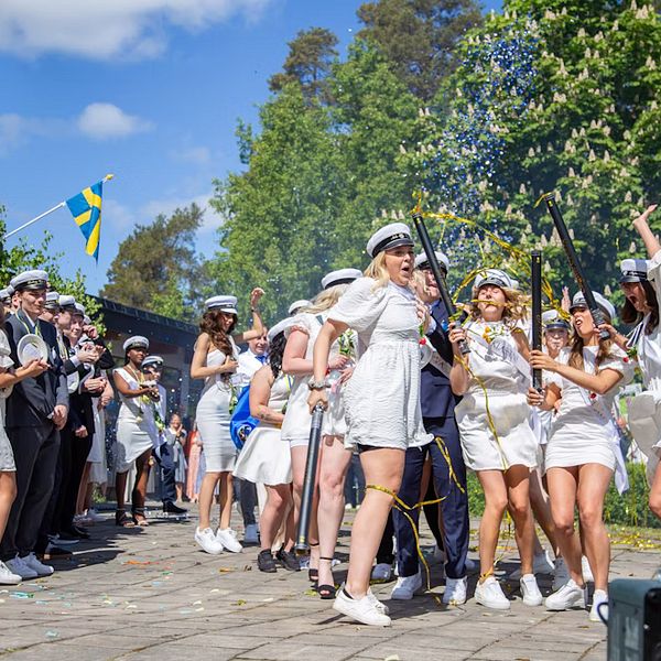 Elever firar studenten i Uppsala.