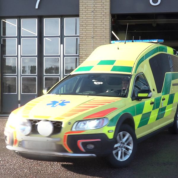 En ambulans rullar ut från ambulansstationen i Katrineholm. Inom kort ska den vidare till Ukraina.