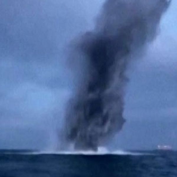 En explosion till sjöss.