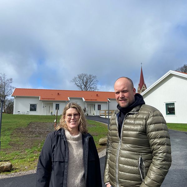 Andreas och Pia ANdersson står framför lägenheterna i Gödestad som de fick kämpa mot byggnadsnämnden för att få bygglov till.