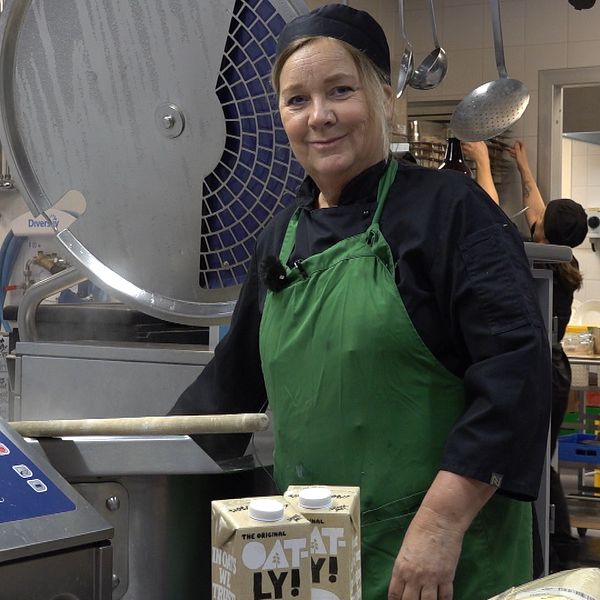 Köksansvarig på Skönsmons skola i Sundsvall Maria Sundberg står vid en stor gryta och kokar dagens lunch till de drygt 300 eleverna på skolan
