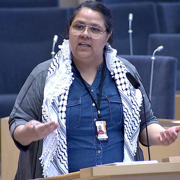 En kvinna med palestinasjal i Sveriges riksdag