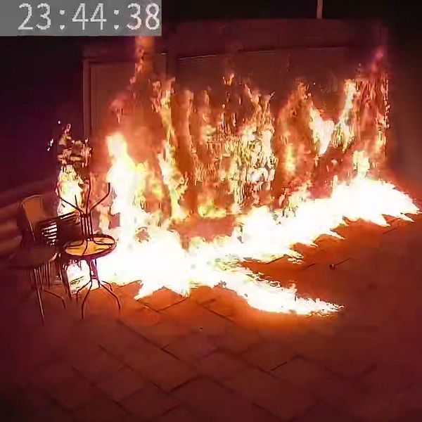 Övervakningsvideo visar en när en matvagn brinner.