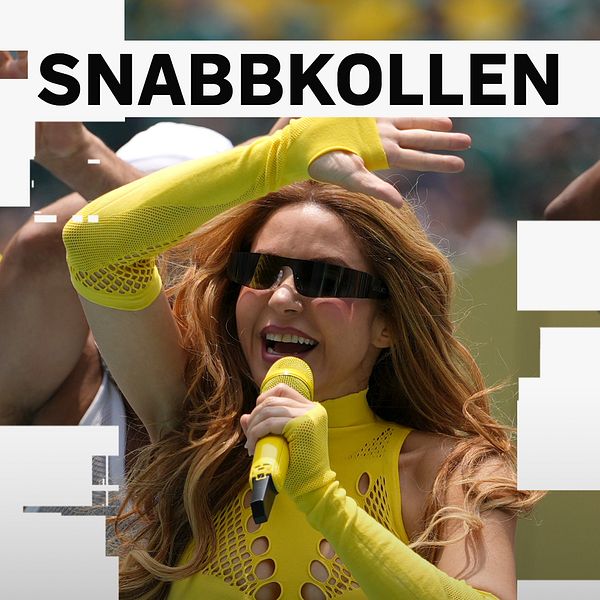 Person i gul outfit med mikrofon.