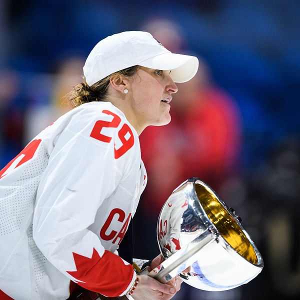 Marie-Philip Poulin uppvaktades inför rekordpubliken i Montreal. För en vecka vecka sedan förde hon Kanada till VM-guld.