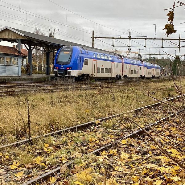 Ett Mälartåg står vid en järnvägsperrong i Nyköping.