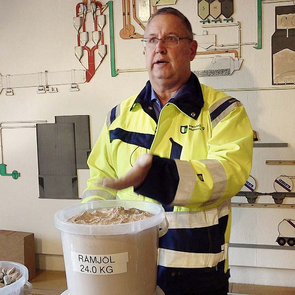 Jörgen Staflund, fabrikschef Heidelberg Materials i Skövde, förklarar hur cement tillverkas i deras fabrik.