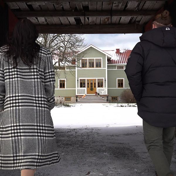 Johan och Sara dricker kaffe i Sveriges mysigaste hem 2023
