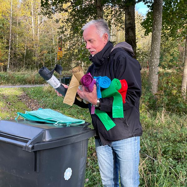 Conny Pettersson med Alvestas nya soppåsar.