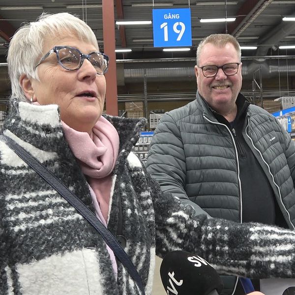 En kvinna och en man handlar på Black Friday