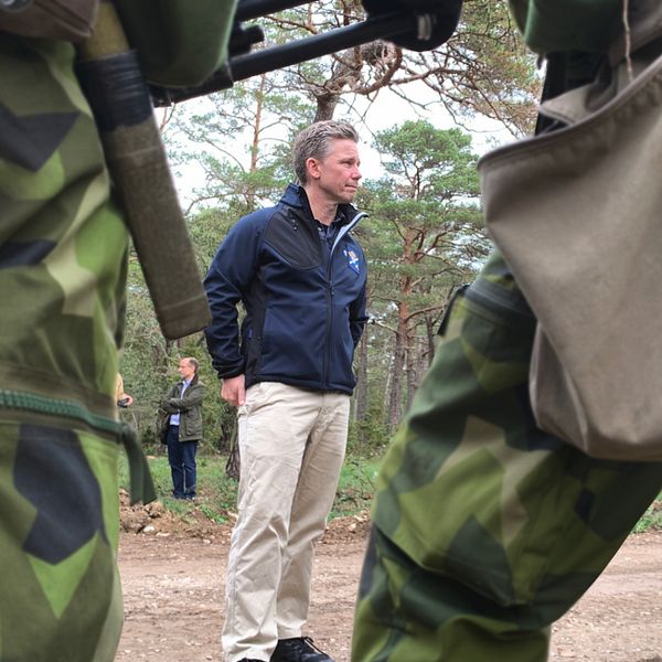 Försvarsminister Pål Jonson står framför en grupp soldater.
