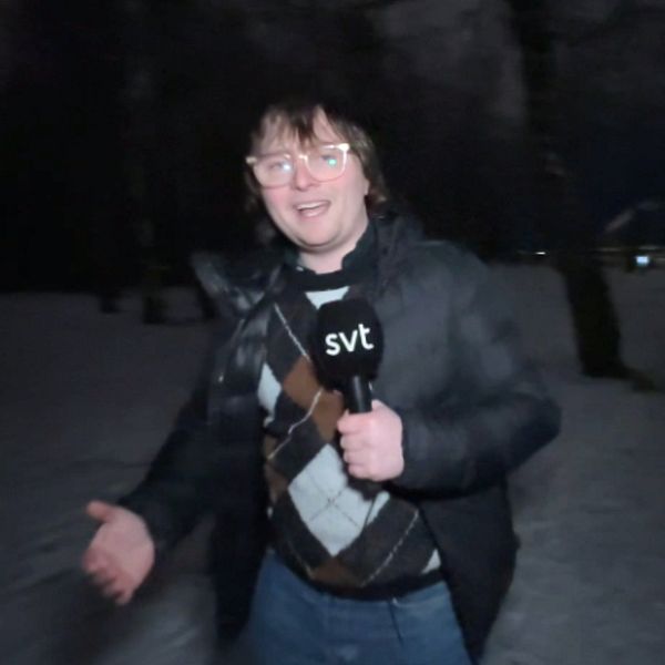 Reporter i mörkret.