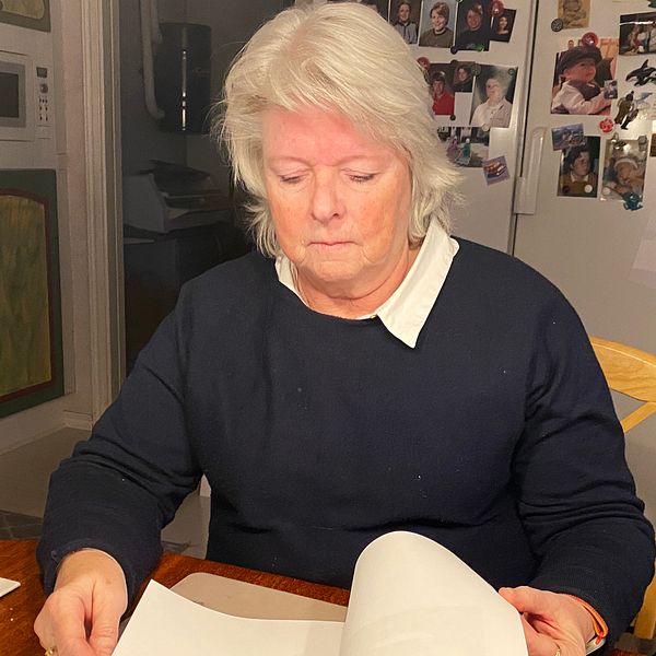 Bigitta Sohlberg, ordförande i Stiftelsen Dalarnas Museum, tittar i takbesiktningspapper