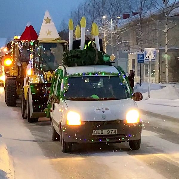 Luciaklädda fordon som kör genom Arvidsjaur.