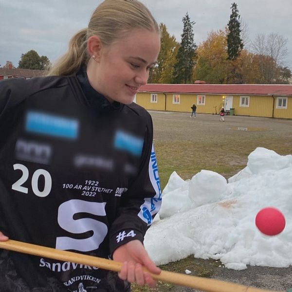 Bandyspelare med klubba och boll