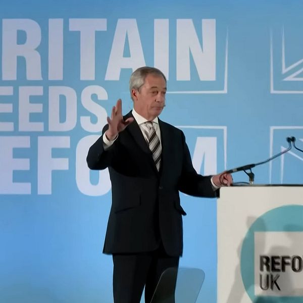 Politiker talar vid podie med Reform UK-logga, texten ”Britain Needs Reform” syns bakom.