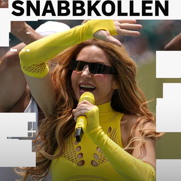 Sångerskan Shakira i gul outfit uppträder vid VM-invigningen