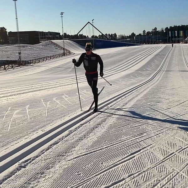 Alvar Myhlback åker skidor på lugnet i Falun