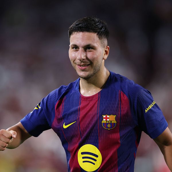 Fotbollsspelare i Barcelonas matchtröja under en match på planen.