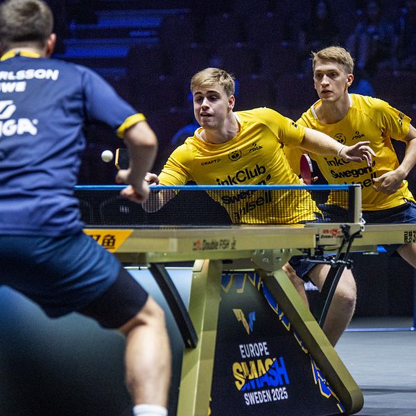 Svenska bordtennisspelare i dubbelmatch under en internationell tävling.