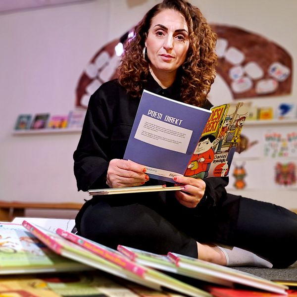 Marlen Eskander, chef på Läsfrämjarinstitutet, med böcker i handen. Hon ger tre tips till att få sina barn att läsa.