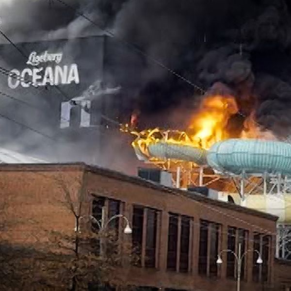 Branden på vattenparkern Oceana i Göteborg krävde ett liv och flera skadades lindrigt när den bröt ut den 12 februari. Här ser man hur lågor slår ut från den vattenrutchkana som branden började i.