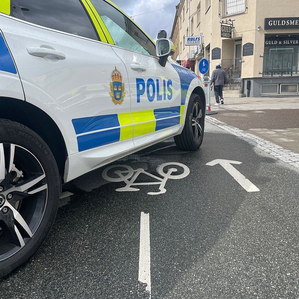 Polisbilar parkerade över en cykelväg