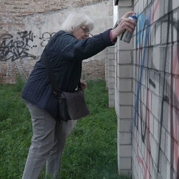77-åriga aktivisten Irmela Mensah-Schramm sprejar över antisemitiska och rasistiska klotter.