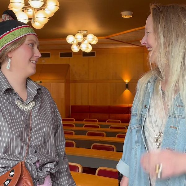 Trine S. Hansen till vänster samtalar med en kvinna i en salong