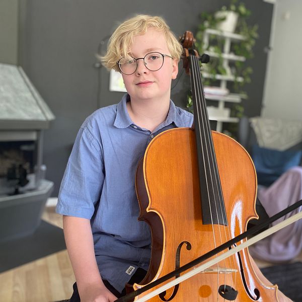 Malte Rosén sitter med sin cello.