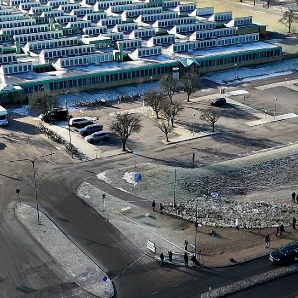 Campus Risbergska och minnesplatsen framför skolan, sett ovanifrån, drönarbild.
