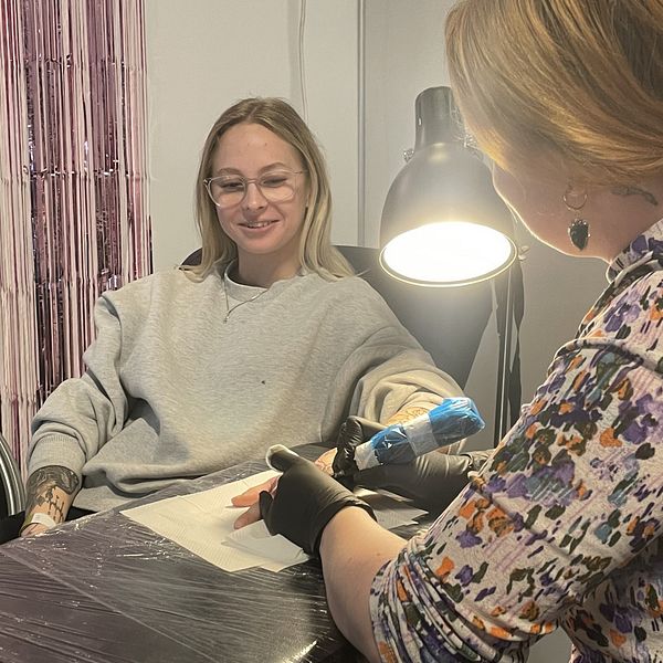 Tatueringsmässan lockade många, stora som stå till att skaffa nya tatueringar.
