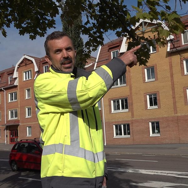 Trafikverket Nords specialist på vägutformning Oskar Lundblad vid det aktiva farthindret på Bergsgatan E14 i Sundsvall
