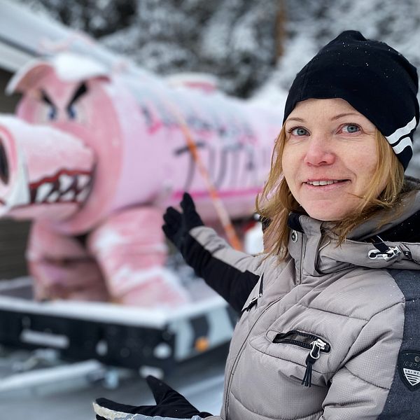 Camilla Hulkki står framför den stora rosa grisen som har överraskat jubilarer i Jämtland under många år.