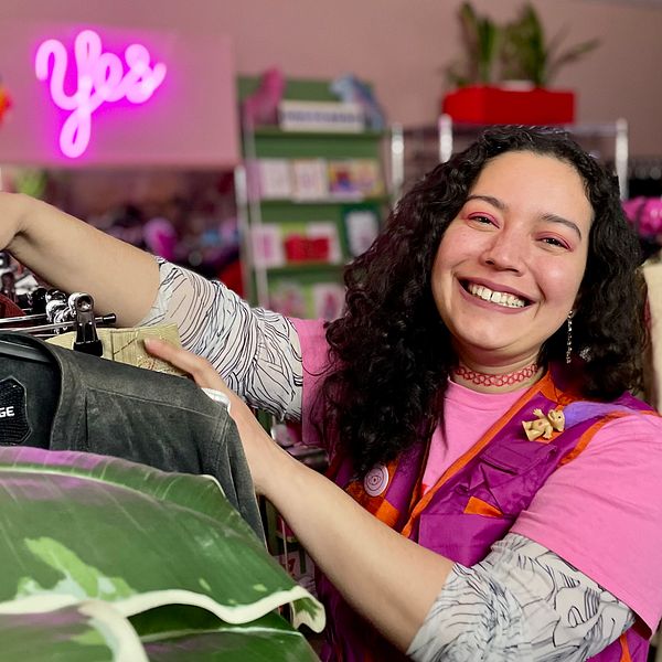 Joana Santos sorterar kläder i sin butik med second hand-kläder.