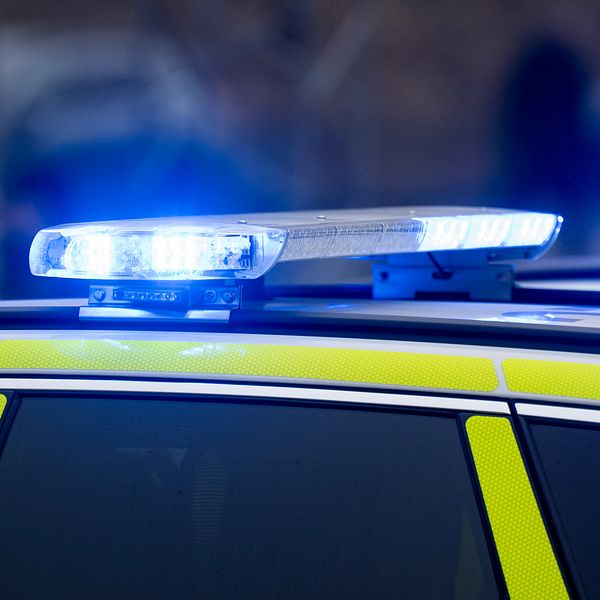 Anonym polisbil med blåljus