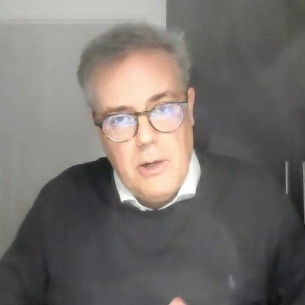 Johan Häggman puhuu videohaastattelussa vähemmistökielten suojelusta.