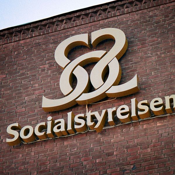 Socialstyrelsens logga på ett tegelhus