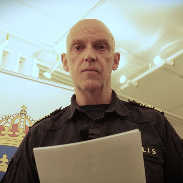 Polischef Jale Poljarevius med papper i handen.