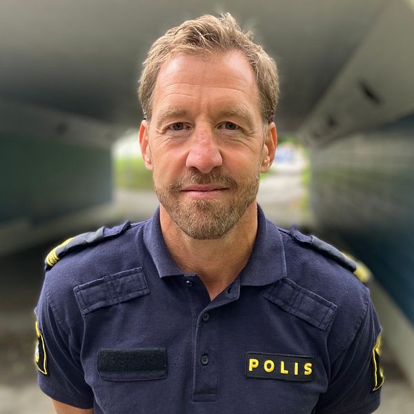 Mikael Alfredsson är kommunpolis i Södertälje och hälsar att studenterna inte behöver känna sig oroliga efter förra veckans händelse på en studentfest, där åtta personer nu sitter häktade misstänkta för bland annat mordförsök.
